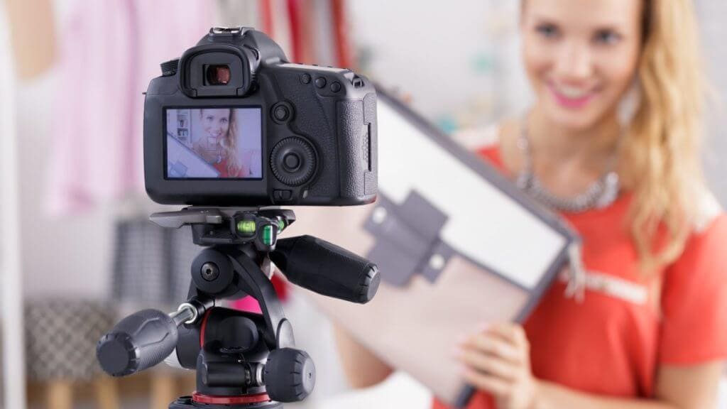 influencer promocionando maletin